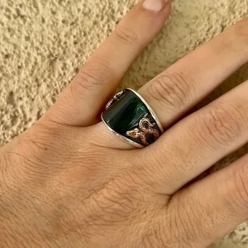 Новото ретро-два тона пръстен в стил пънк, европейското и американското тенденция пръстен с тотем змия, мъжки пръстен със зелен агатом