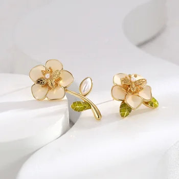 Обеци LONDANY Френски обеци във формата на Сладка цвете Асиметрични обеци Ins Модерни обеци в формата на пчелите